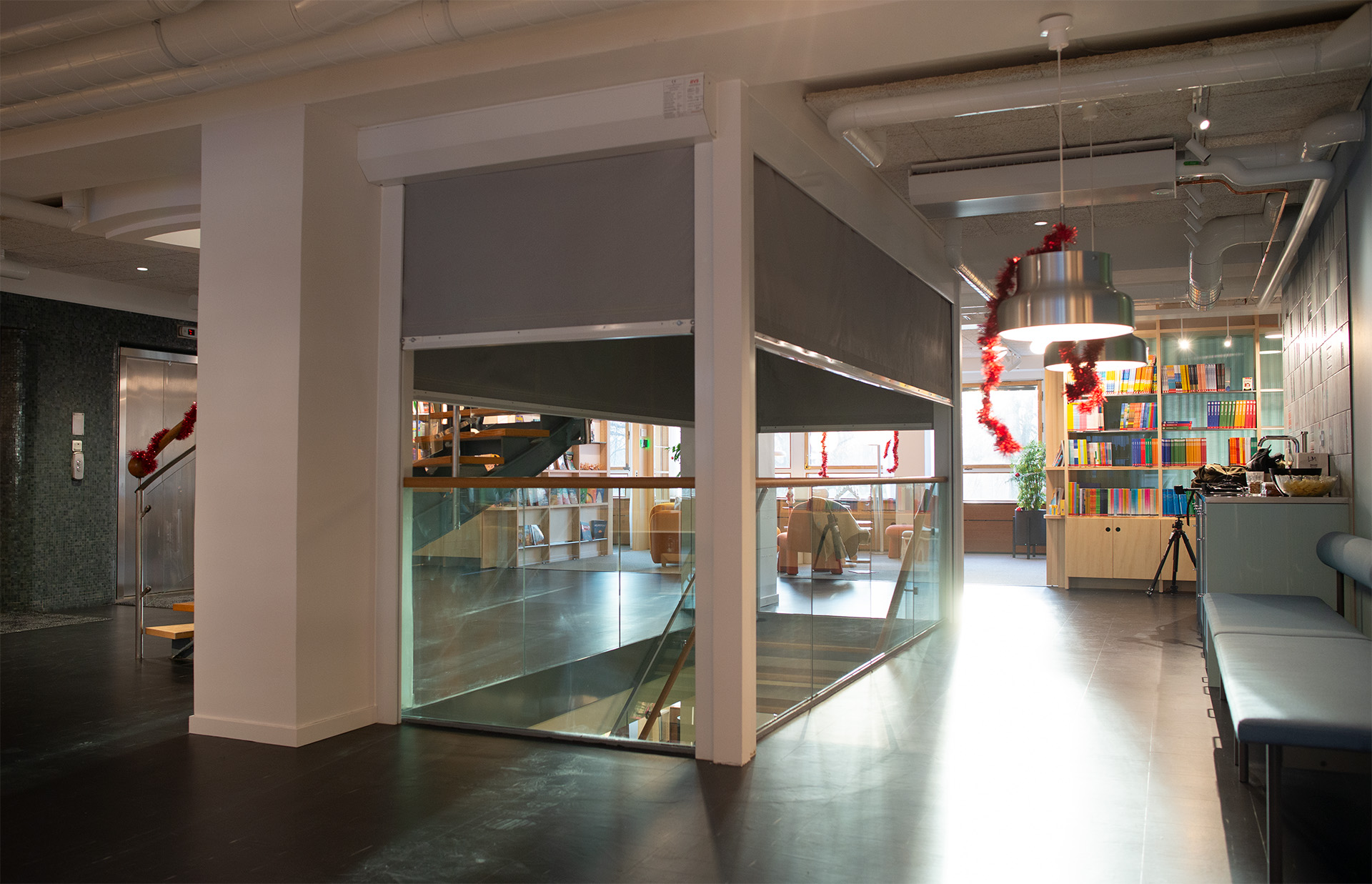Brandgardiner installerade i modern interiör