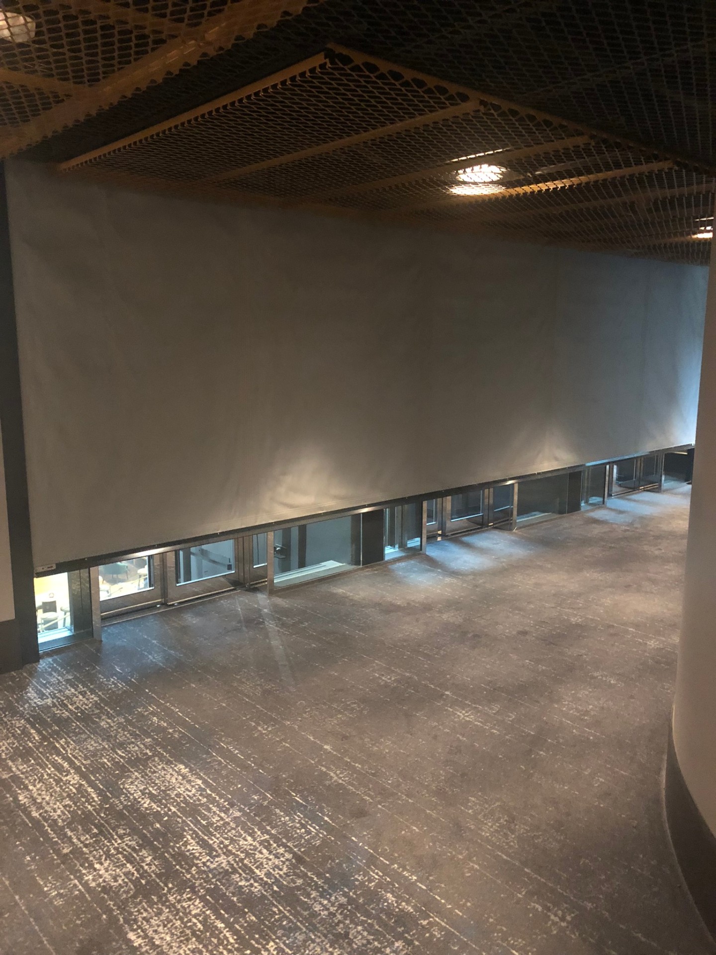 Nedfälld brandgardin i hotellmiljö