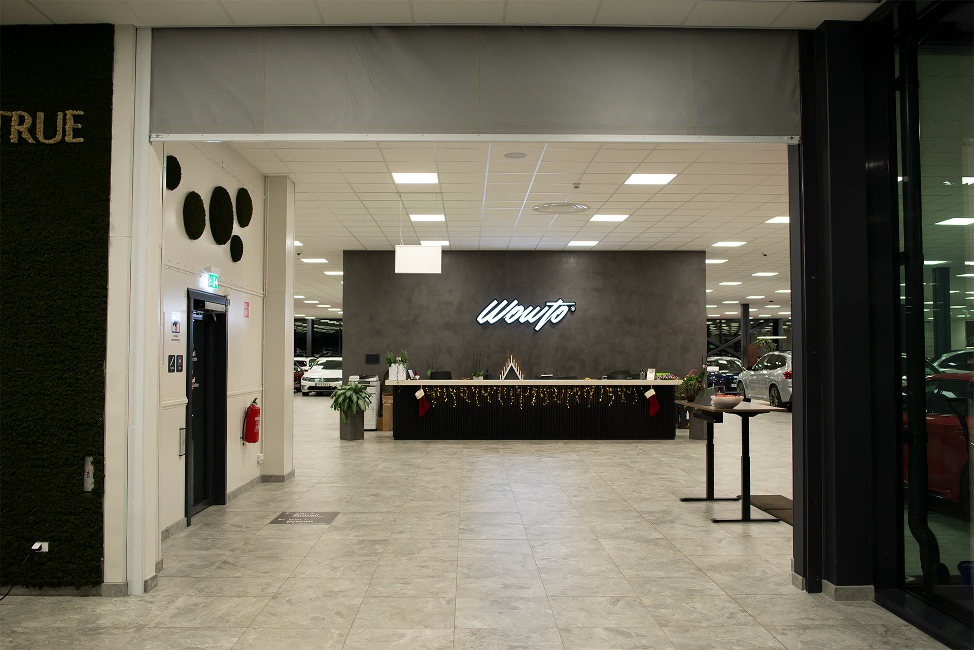Bilhall med öppen planlösning