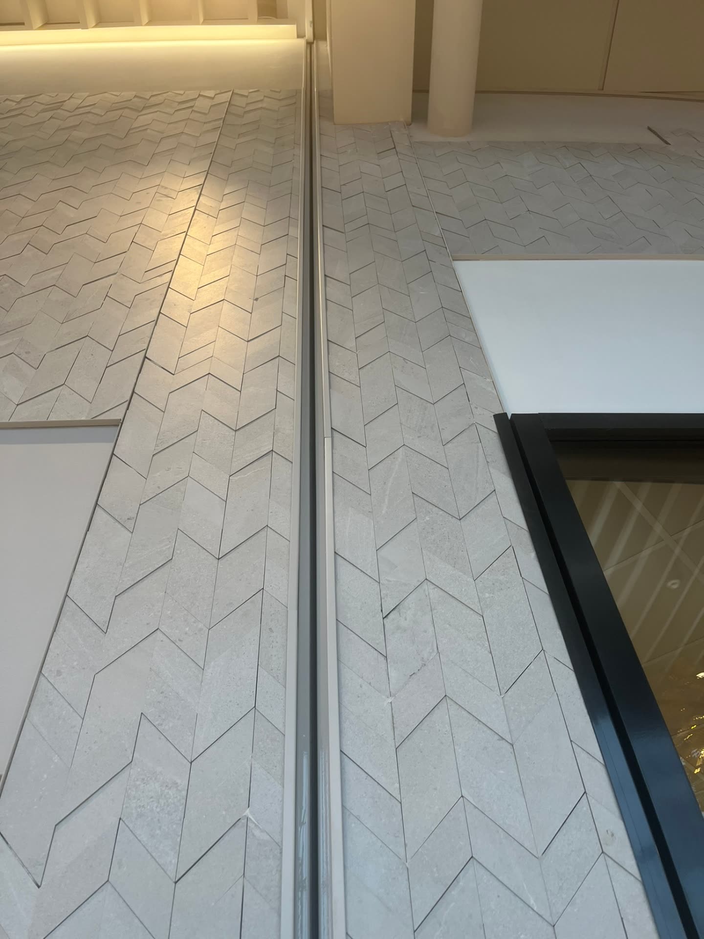 Infälld skena i natursten