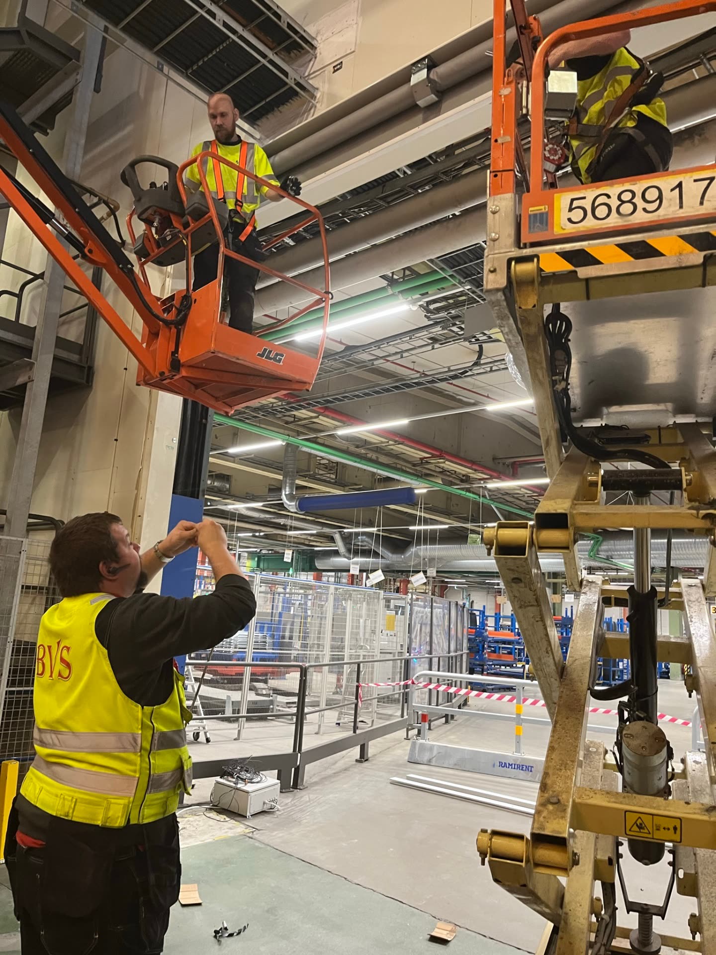 BVS-montörer installerar brandgardin i industrilokal