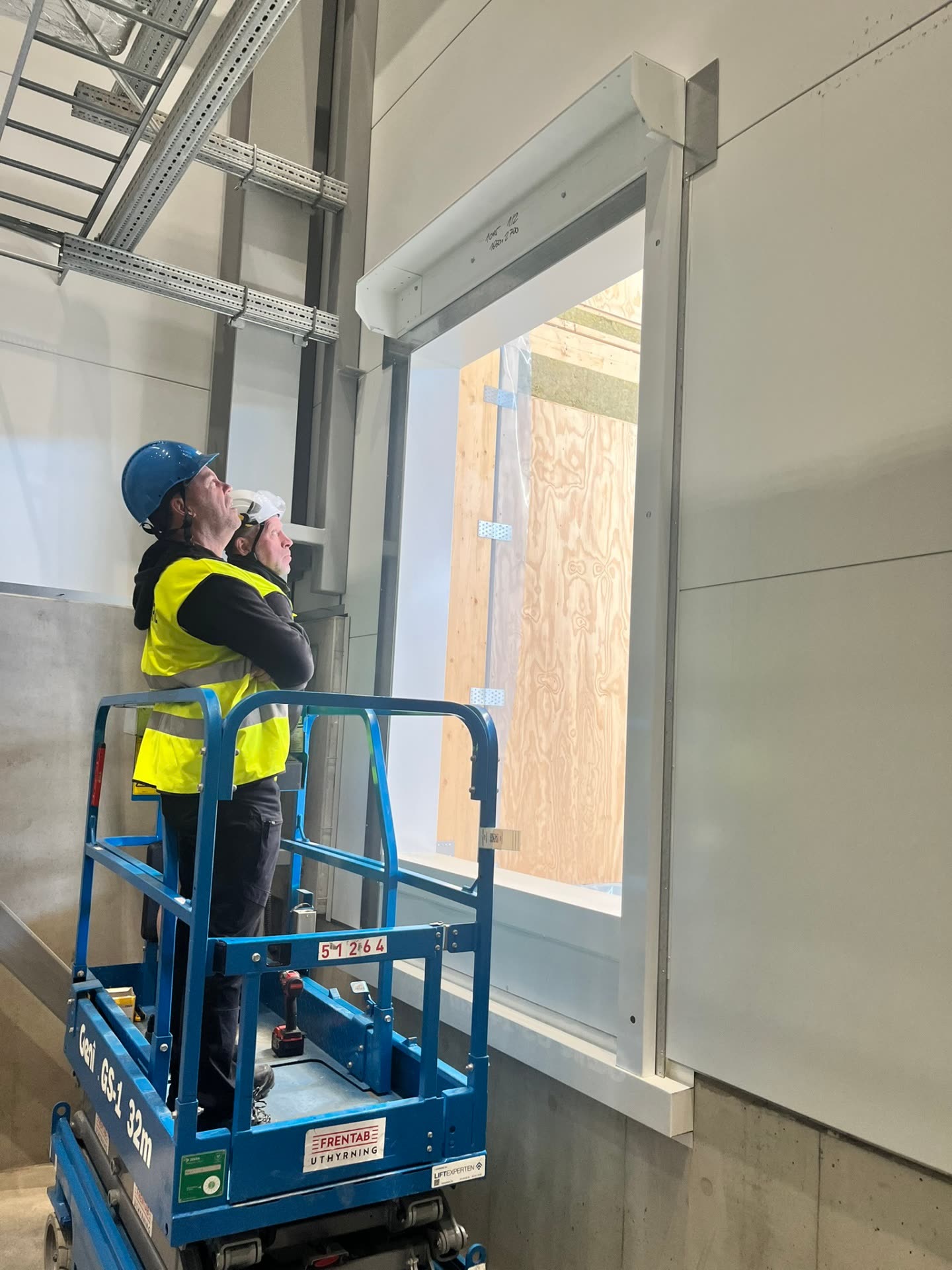 BVS-montörer installerar brandgardin på byggarbetsplats