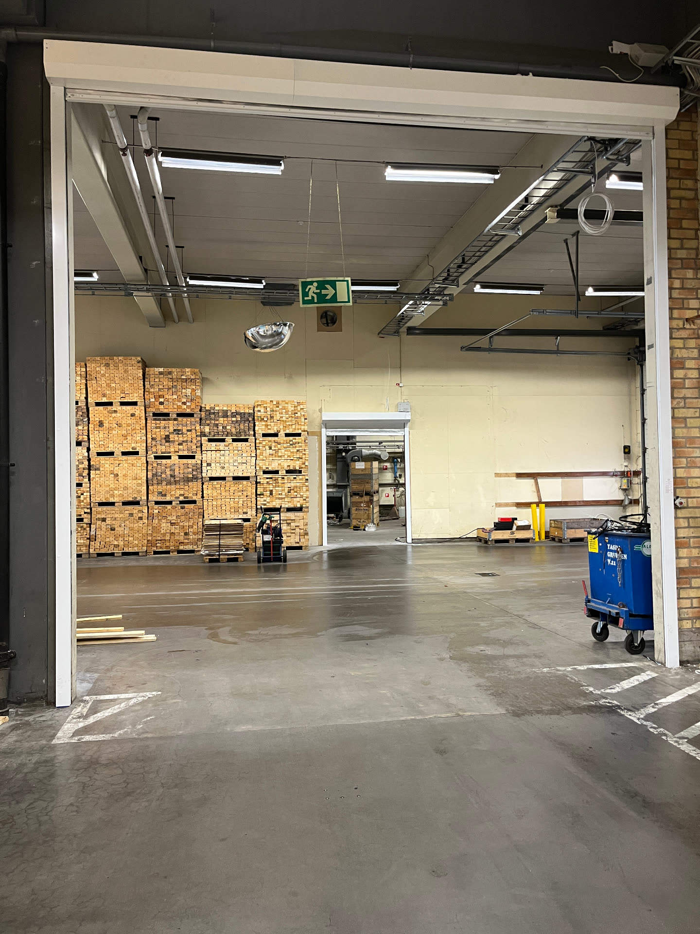 Stor öppning mellan lagerdel och produktionsyta i industribyggnad