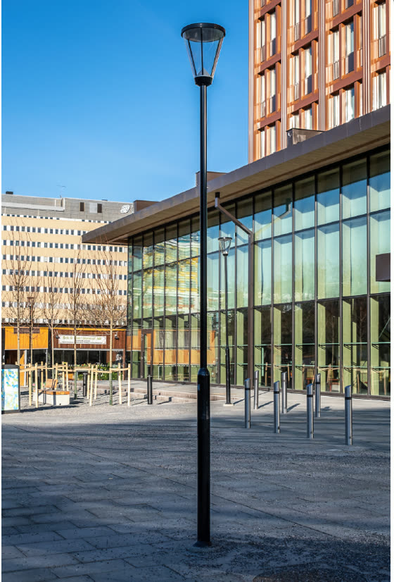 Kontorsbyggnad med öppet entréplan där brandgardin skyddar öppningen