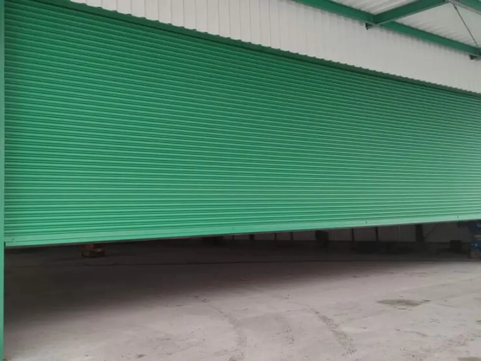Brandjalusi monterad i industriport